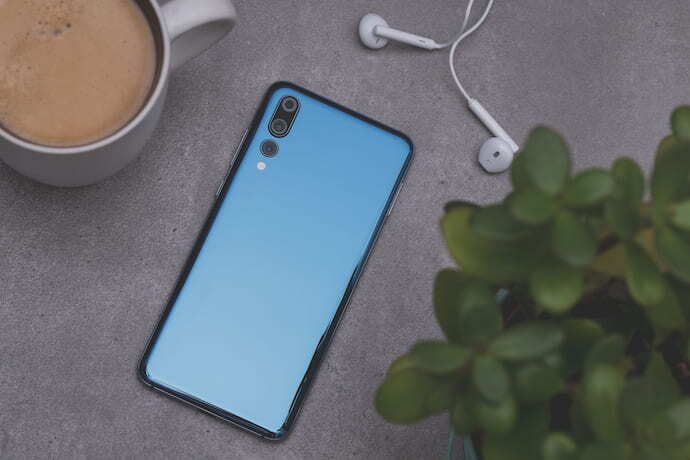 Celular azul huawei em cima de mesa