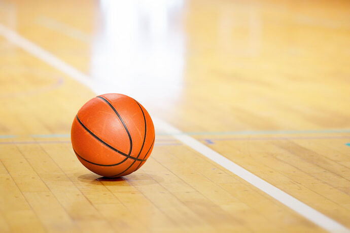 Bola de basquete no piso da quadra