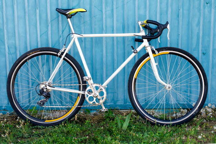 Bicicleta speed encostada em um muro 