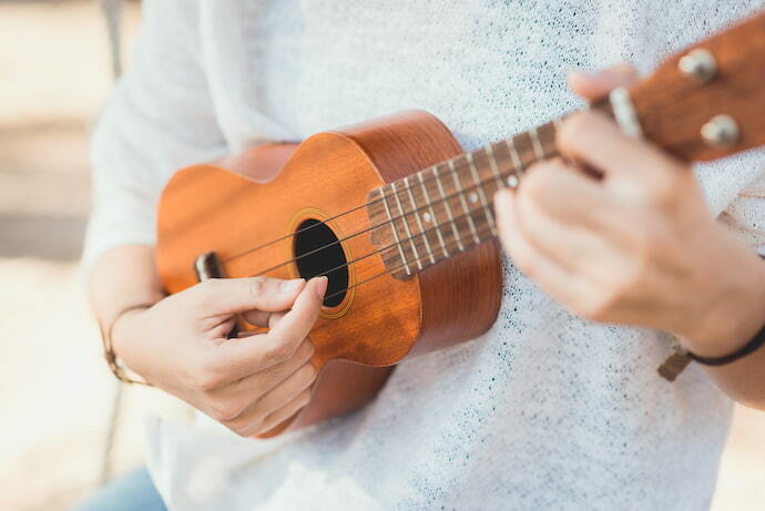 Pessoa tocando Ukulele