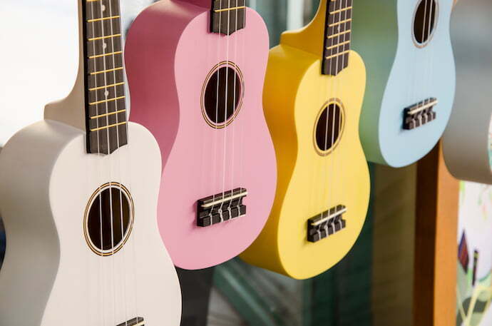 Ukuleles coloridos