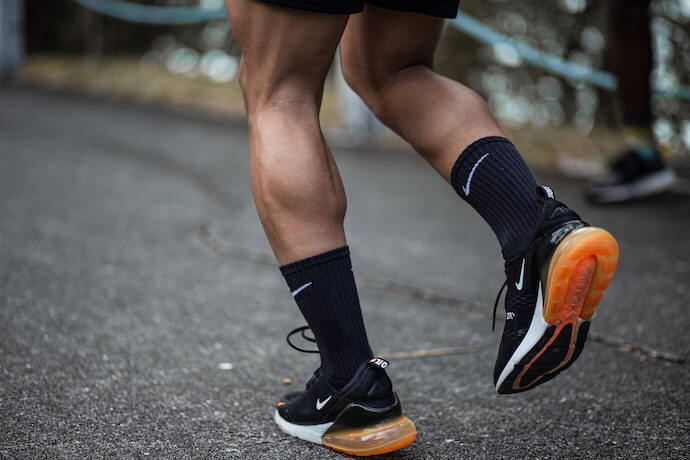 Homem correndo com tênis Nike