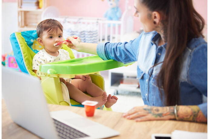 Mulher alimentando um bebê