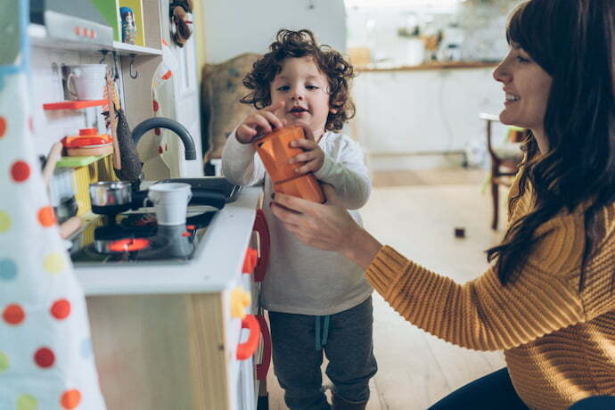 Mãe e filho brincando de cozinhar