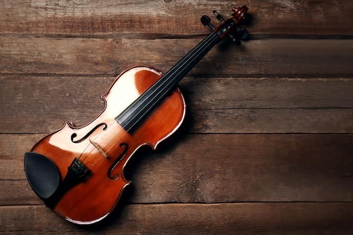 Violino em fundo de madeira