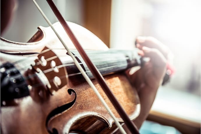 Pessoa tocando violino