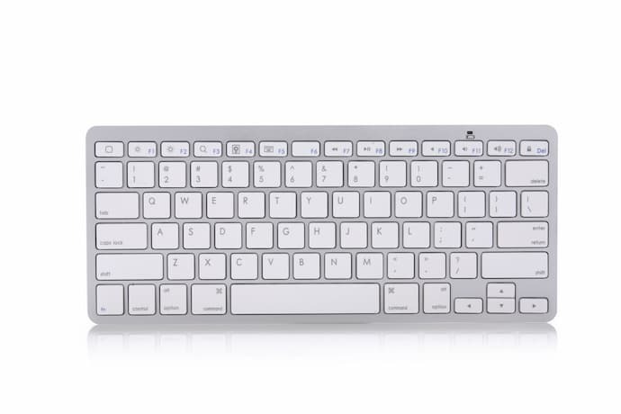 Teclado em fundo branco