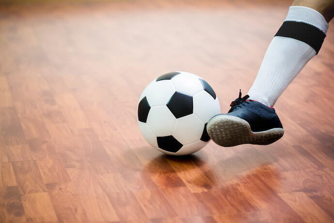 Jogador de futsal chutando a bola