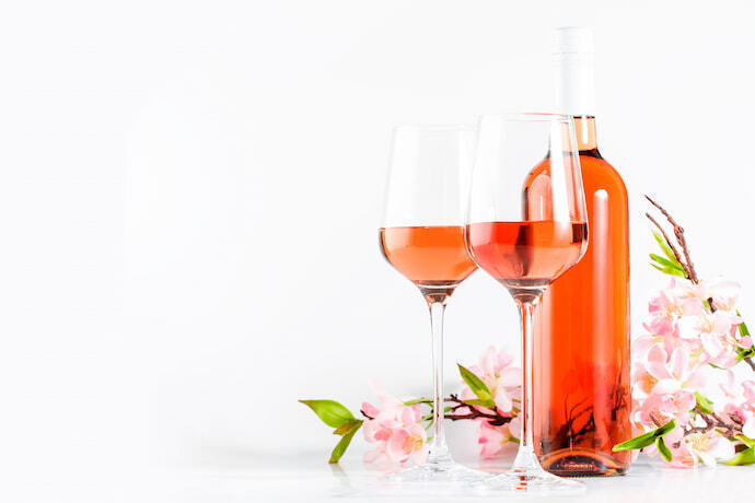 Garrafa e taça de vinho rosé