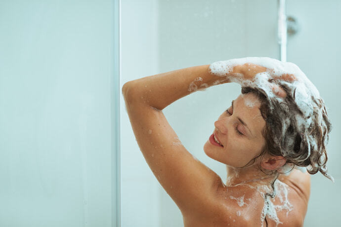 Mulher lavando o cabelo