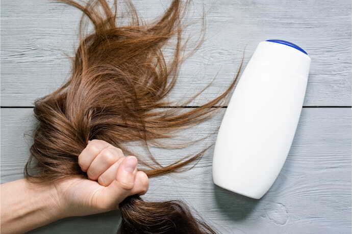 Segurando o cabelo