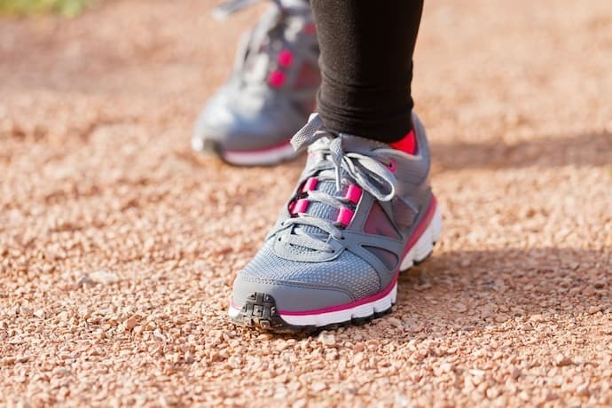 Pés calçados com tênis de corrida