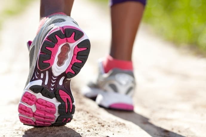 Pés calçados com tênis de corrida