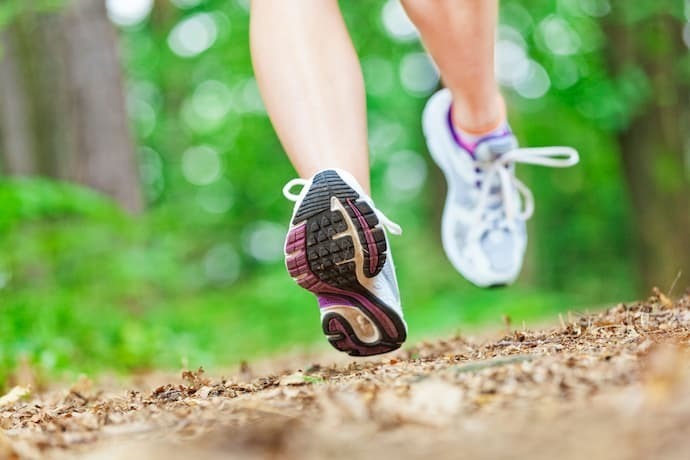 Pessoa correndo utilizando tênis de corrida