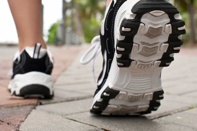 Pés calçados com tênis de corrida