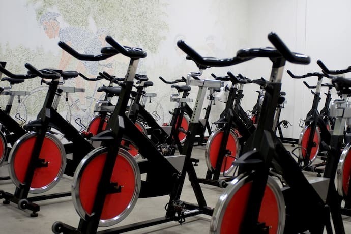 Muitas bicicletas de spinning