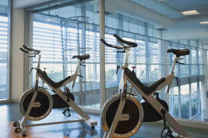 Duas bicicletas de spinning