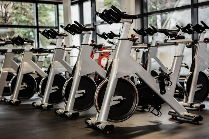 Várias bicicletas de spinning brancas