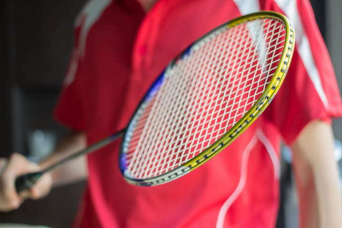 Homem segurando uma raquete de badminton 