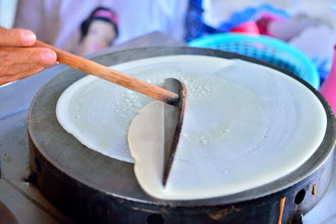 Alguém fazendo crepe