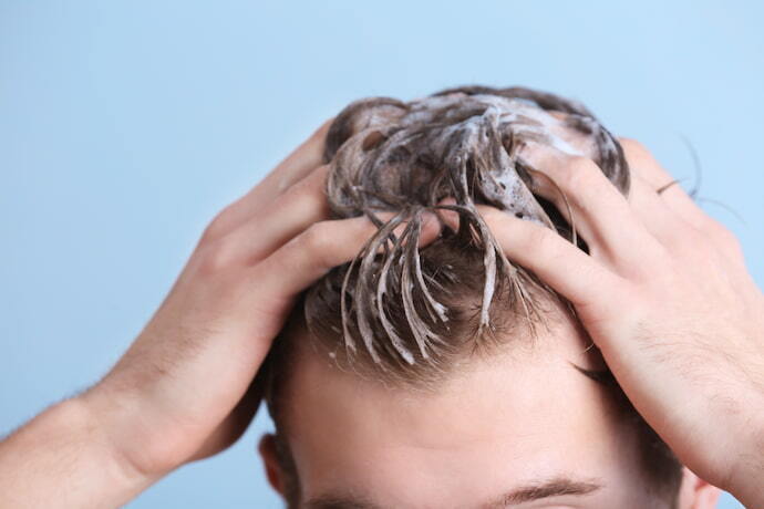 Homem lavando seu cabelo