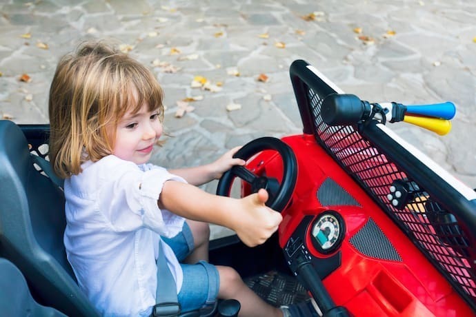 Criança no carrinho elétrico infantil