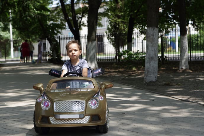 Criança no carrinho elétrico infantil