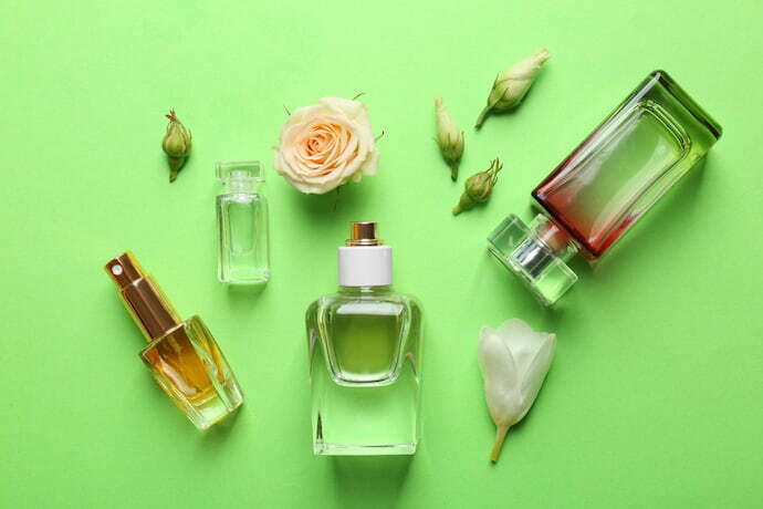 Perfumes em um fundo verde