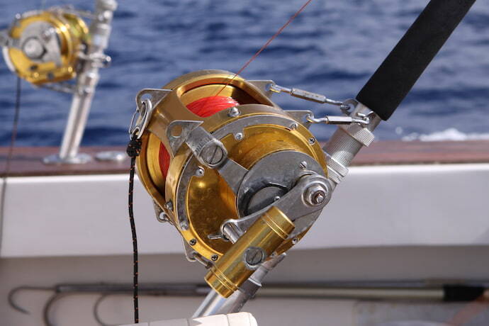 Molinete para vara de pesca em um barco 