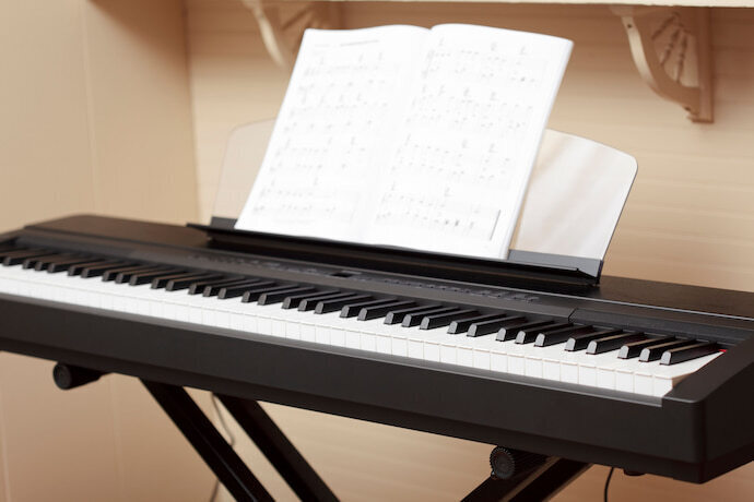 Piano Digital e uma partitura no suporte