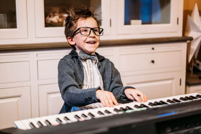 Criança tocando Piano Digital