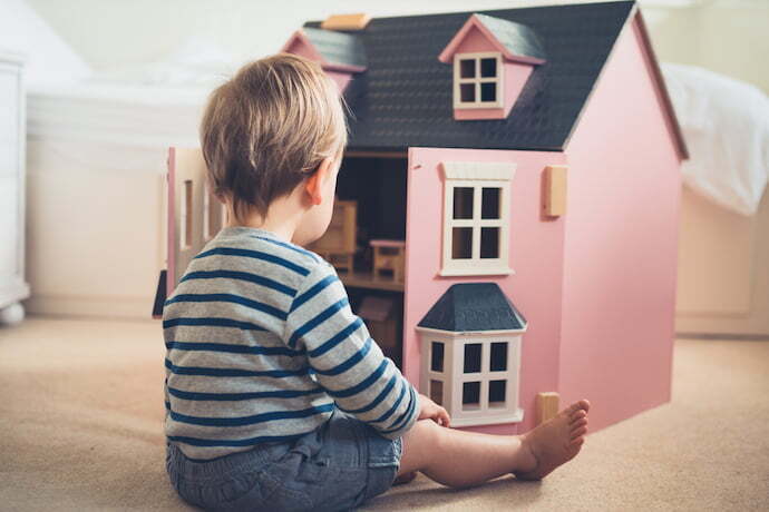 Criança brincando na Casinha de boneca