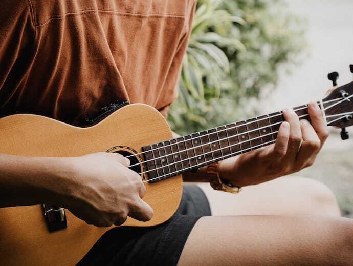 Pessoa tocando Cavaquinho