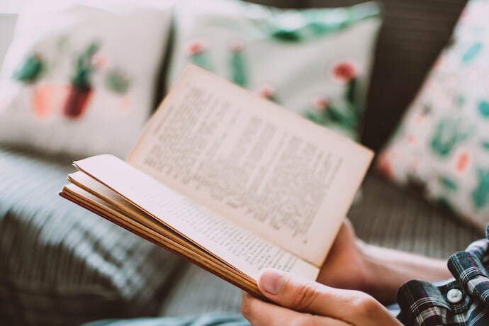 Pessoa lendo livro de mitologia nórdica.