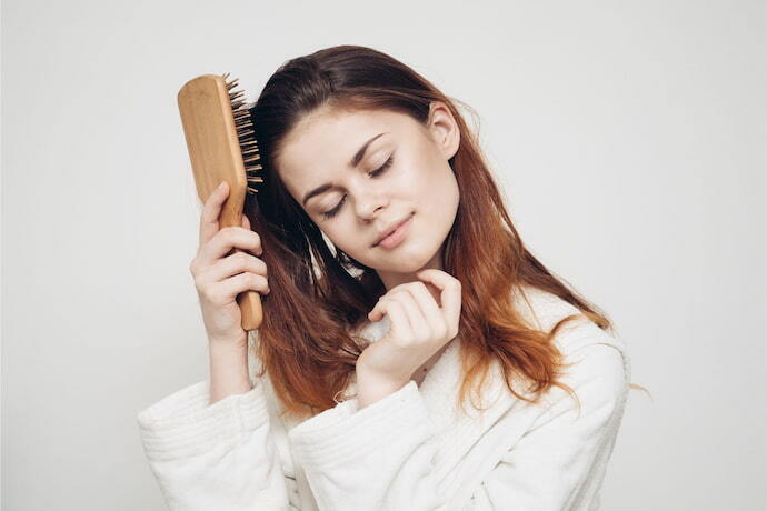 Mulher penteando o cabelo.