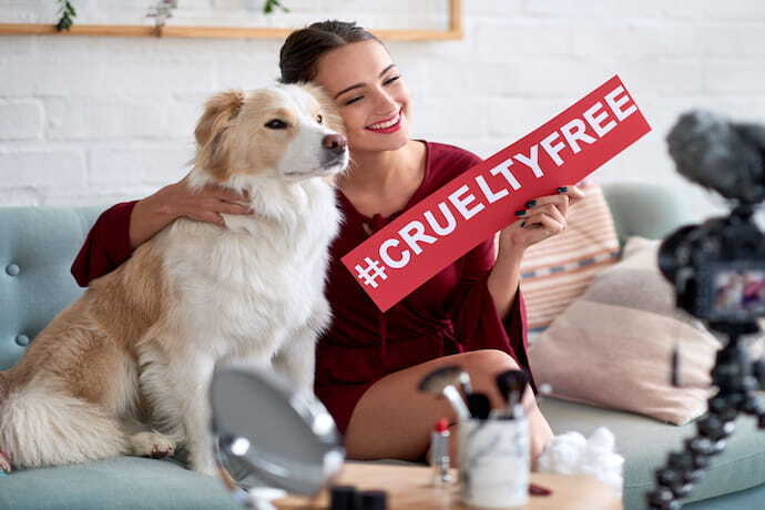 Mulher ao lado de cachorro apoiando o cruelty free