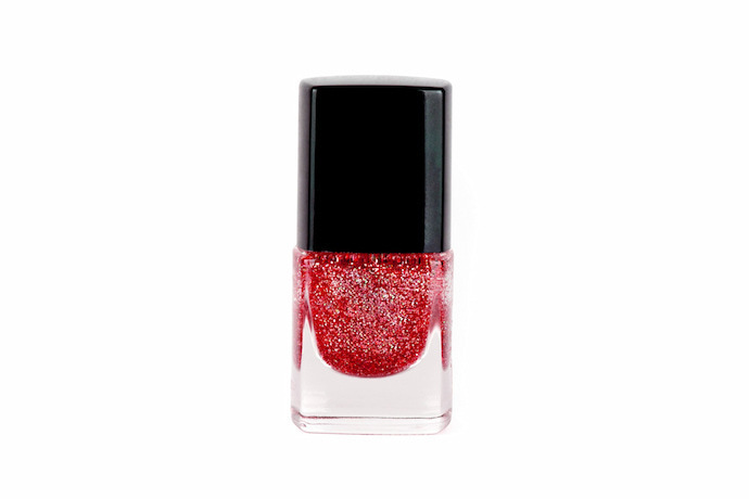 Esmalte vermelho com glitter.