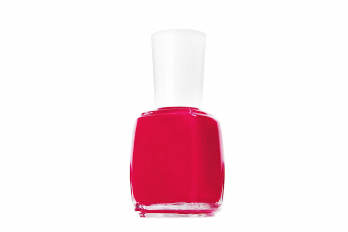 Esmalte vermelho rosado.