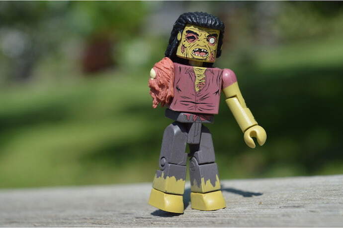 Boneco lego de zumbi.