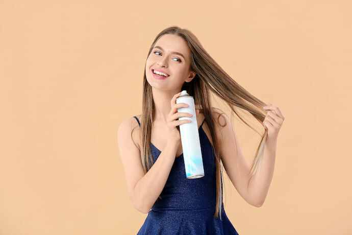 Mulher aplicando Mousse para cabelo