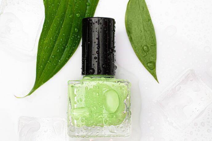 Esmalte e folhas verdes