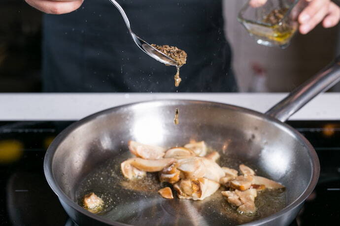 Alguém cozinhando com azeite trufado