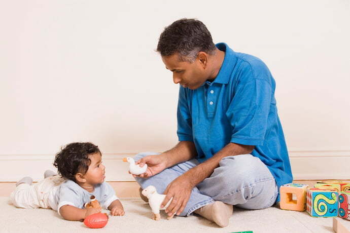 Pai e filho brincando. 