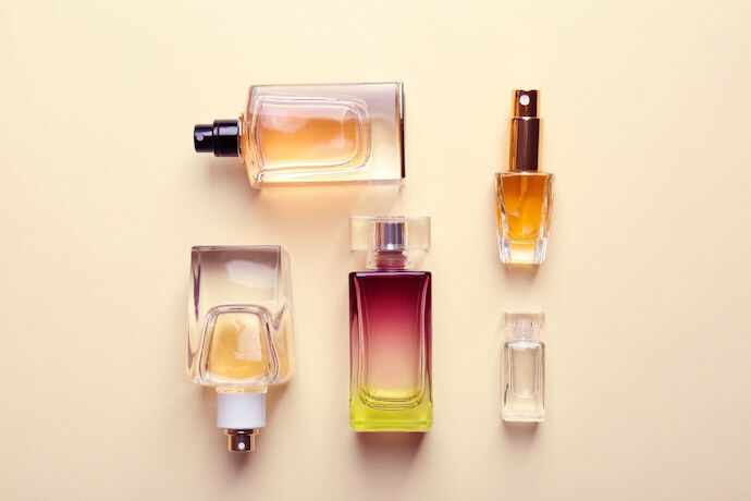 Perfumes em fundo laranja