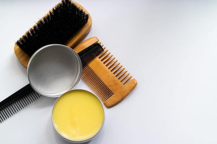 Escova, pente e balm para barba.