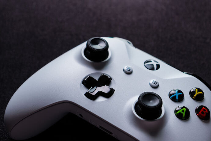 Controle de Xbox One branco.