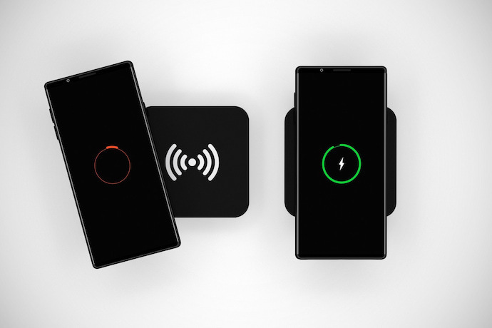 Dois celular carregando em carregador sem fio para Iphone quadrado.