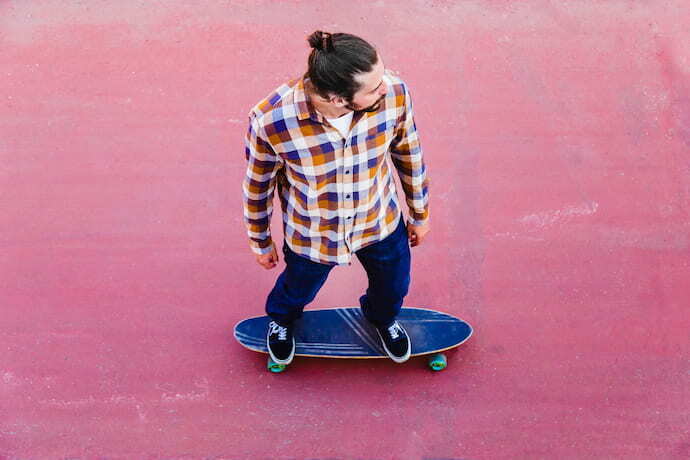 Homem andando em skate elétrico.