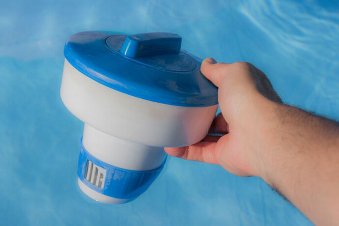 flutuador para piscina na mão de alguém