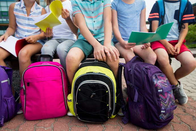 Crianças com mochilas